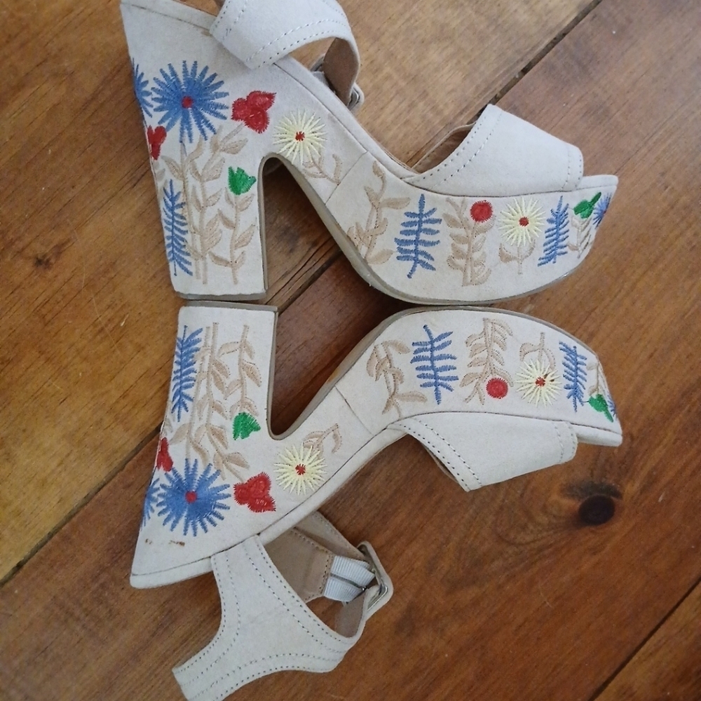 YOKI Vintage  Embroidered Floral Bohemian Platform Wedge Sandals Size 7 - Picture 5 of 10